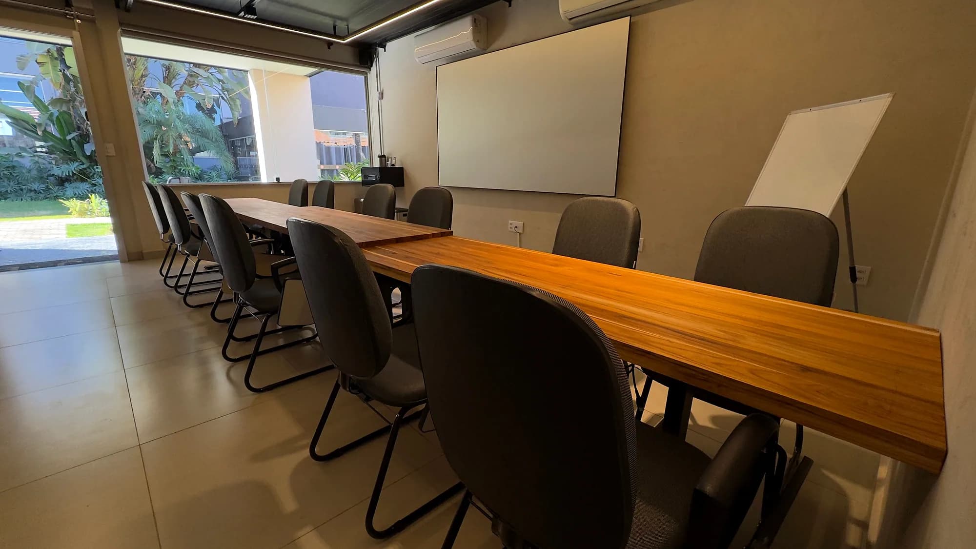 Auditório · mesa de reunião