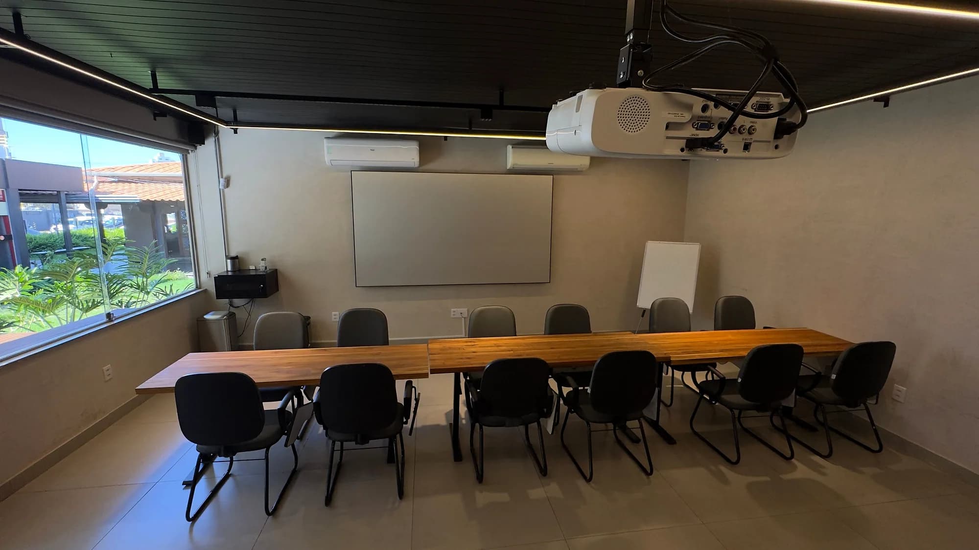 Auditório · mesa única com projetor